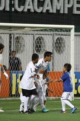 Torcedores do Cruzeiro assediaram Neymar antes e durante a partida