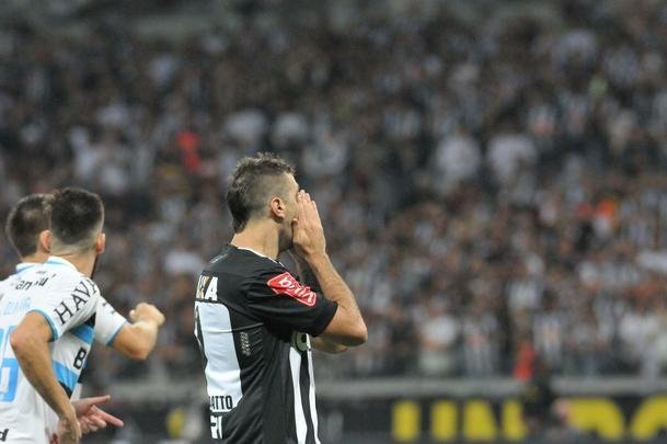 Lucas Pratto visivelmente abatido com vitria parcial do Grmio por 2 a 0