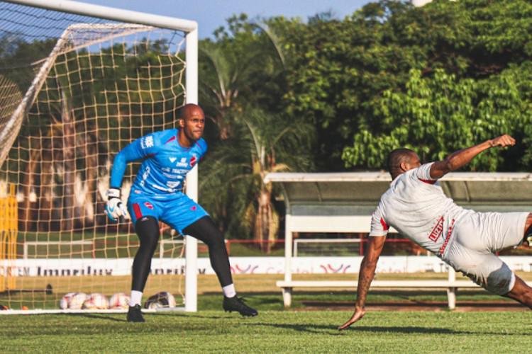 Marco: Tendo atuado em apenas cinco jogos, sendo dois pela Srie B, em 2020 pelo Nutico,o goleiro Marco perdeu espao no Timbu e, em novembro, teve o seu contrato rescindido. Logo aps o anncio de que no faria mais parte do grupo alvirrubro, Marco assinou com o Vila Nova/GO. Por l, o goleiro disputa a titularidade com o experiente Fabrcio, de 34 anos. Desde que chegou ao Tigre, Marco entrou em campo em trs dos quatro jogos que o clube goiano disputou e foi pea importante na reta final da primeira fase da Terceirona.
