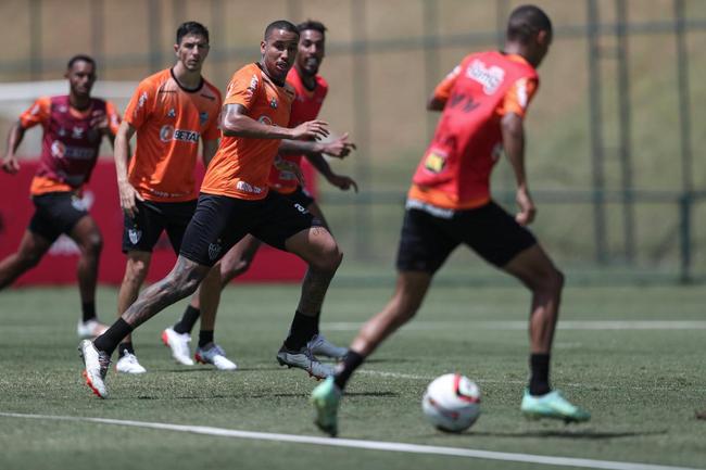 Com seriedade, mas tambm descontrao, o Atltico treinou sob sol forte na manh desta sexta-feira (21), na Cidade do Galo, em Vespasiano. Este foi o quinto dia de pr-temporada para o clube mineiro em 2022, sob o comando do tcnico argentino Antonio 'El Turco' Mohamed. Novas baixas, o volante Allan e o atacante Keno testaram positivo para COVID-19 e no participaram das atividades (ambos cumprem perodo de sete dias de isolamento social).