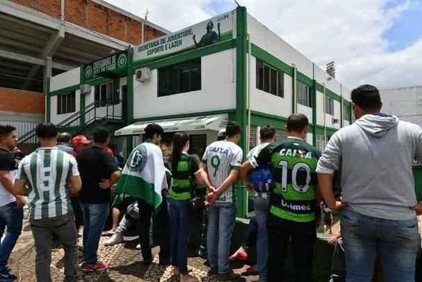 Chapec amanheceu arrasada: milhares de pessoas foram  Arena Cond chorar a morte de 71 pessoas na queda do avio que levava a Chapecoense a Medelln para a final da Copa Sul-Americana. Dia foi de oraes para a vtimas e os seis sobreviventes, dentre eles trs atletas: o goleiro Follmann, o zagueiro Neto e o lateral Alan Ruschel. Cidade do Oeste de Santa Catarina est de luto.