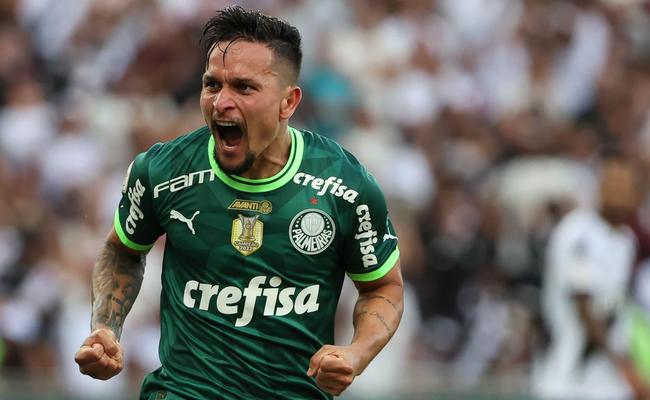 Artur comemora gol marcado pelo Palmeiras