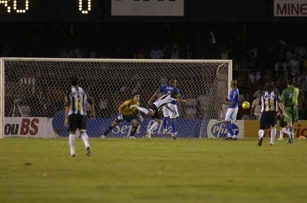 As duas equipes iniciavam a deciso do ttulo mineiro sob certo equilbrio %u2013 a Raposa tinha a vantagem de igualdade em pontos e saldo de gols. O primeiro tempo terminou sem gols, e o Galo, do tcnico Levir Culpi, abriu o placar com der Lus no primeiro minuto da etapa final. Danilinho fez o segundo aos 36min, e Marcinho, o terceiro, aos 46min. Enquanto o goleiro Fbio ainda reclamava de irregularidade nesse gol, de costas para o campo, Vanderlei fechou o placar, praticamente garantindo o ttulo.