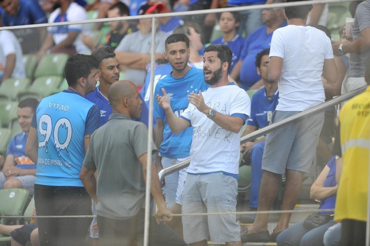 Segurana do Cruzeiro tenta impedir protesto de torcedor na arquibancada do Independncia