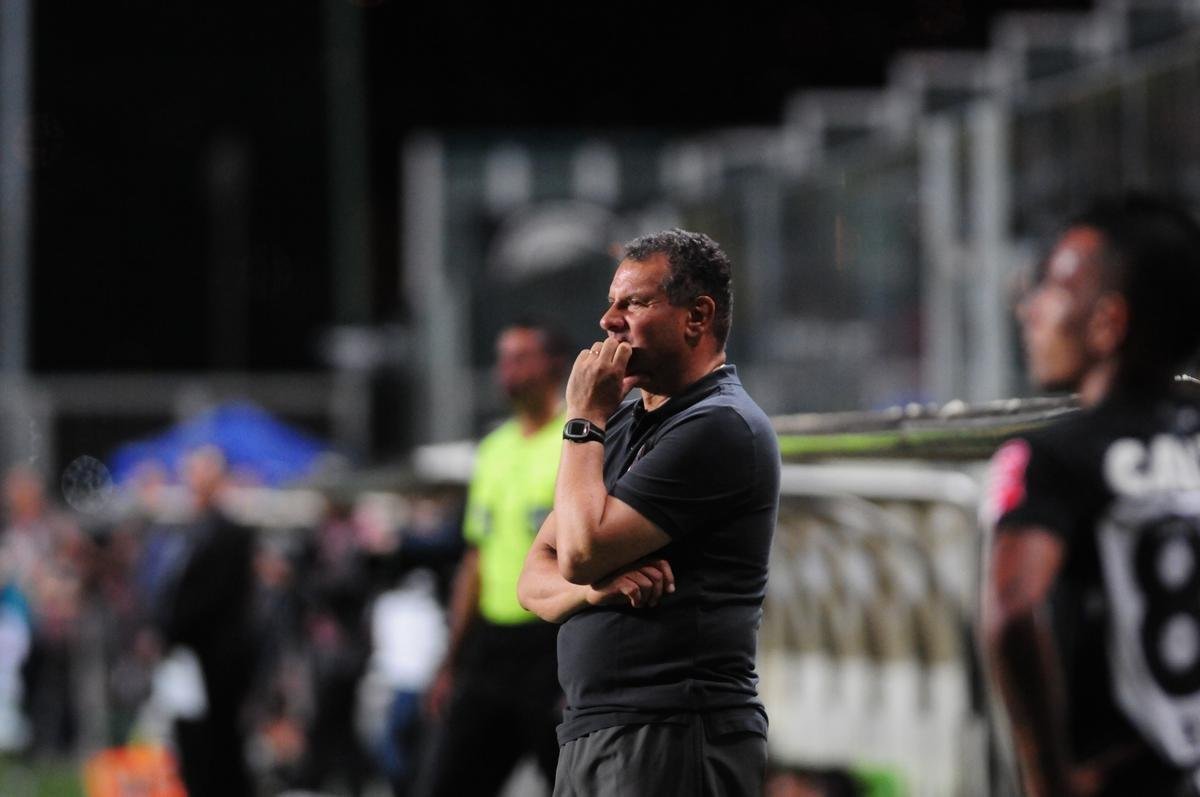 Celso Roth assumiu o Cruzeiro em maio de 2012 e conseguiu trs vitrias e dois empates nos cinco primeiros jogos, todos do Campeonato Brasileiro.