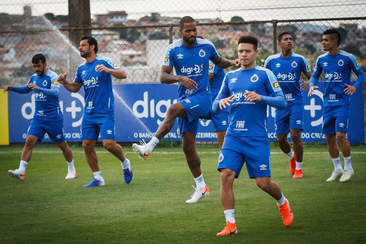 A comisso tcnica do Cruzeiro permitiu que a imprensa acompanhasse somente o comeo das atividades desta quinta-feira, na Toca da Raposa 2. Em campo, foi possvel ver o meia Rodriguinho, que segue programao especial de exerccios elaborada pelos profissionais do clube. O time se prepara para o jogo-treino de segunda-feira, contra o Amrica, que servir de teste visando  retomada das competies. No coletivo de tera-feira, a escalao teve Fbio; Lucas Romero, Ded, Leo e Egdio; Henrique e Jadson; Marquinhos Gabriel, Thiago Neves e David; Fred. Vale ressaltar que o meia Robinho havia sido poupado desse trabalho.