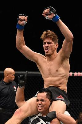 Niko Price (luvas azuis) venceu Brandon Thatch por finalizao aos 4m30s do primeiro round