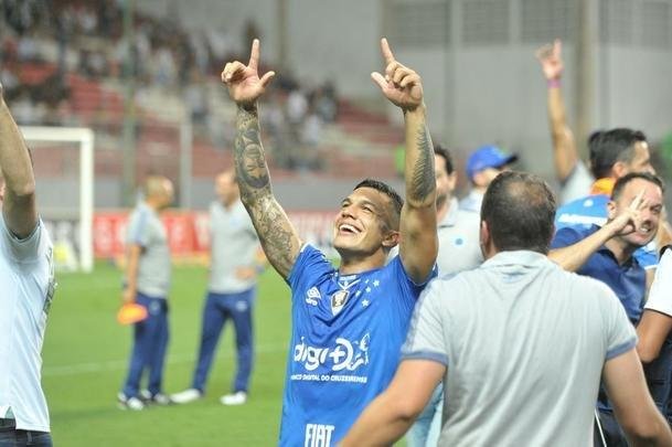 Entrega de medalhas e erguimento da taa: veja a festa do Cruzeiro com o bi do Mineiro