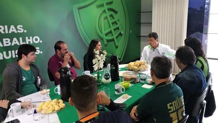 Adilson Batista recebeu grupo de torcedores do Amrica em caf da manh no CT Lanna Drumond