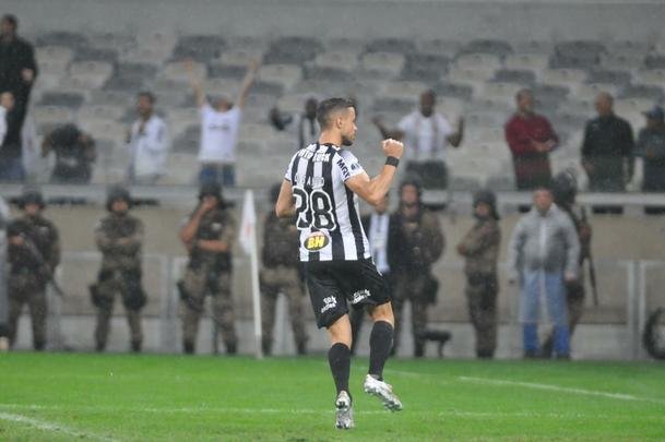 Atltico perdeu por 4 a 3 para o Coln nos pnaltis e foi eliminado da Copa Sul-Americana. Goleiro argentino Burin defendeu penalidades de Rver e Cazares