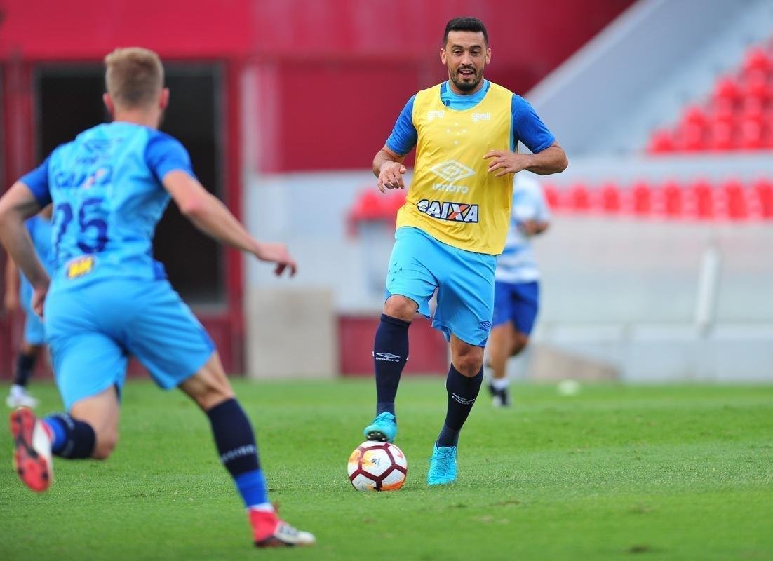 Fotos do treino do Cruzeiro no estdio Libertadores de Amrica, casa do Independiente, em Avellaneda. Time celeste fechou preparao para o jogo contra o Racing, s 21h30 desta tera-feira, no El Cilindro, pela primeira rodada do Grupo 5 da Copa Libertadores (Ramon Lisboa/EM D.A Press)