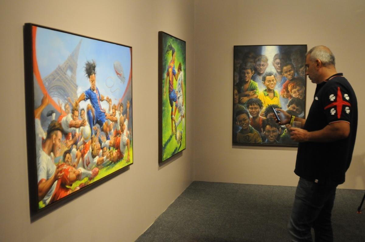 Ronaldinho Gacho lanou nesta tera-feira, no Mineiro, a exposio 'Fragmentos de um gacho', do artista Camaleo; astro ainda entrou para a Calada da Fama do estdio, em Belo Horizonte.