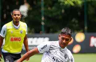 Tardelli treina com bola na Cidade do Galo