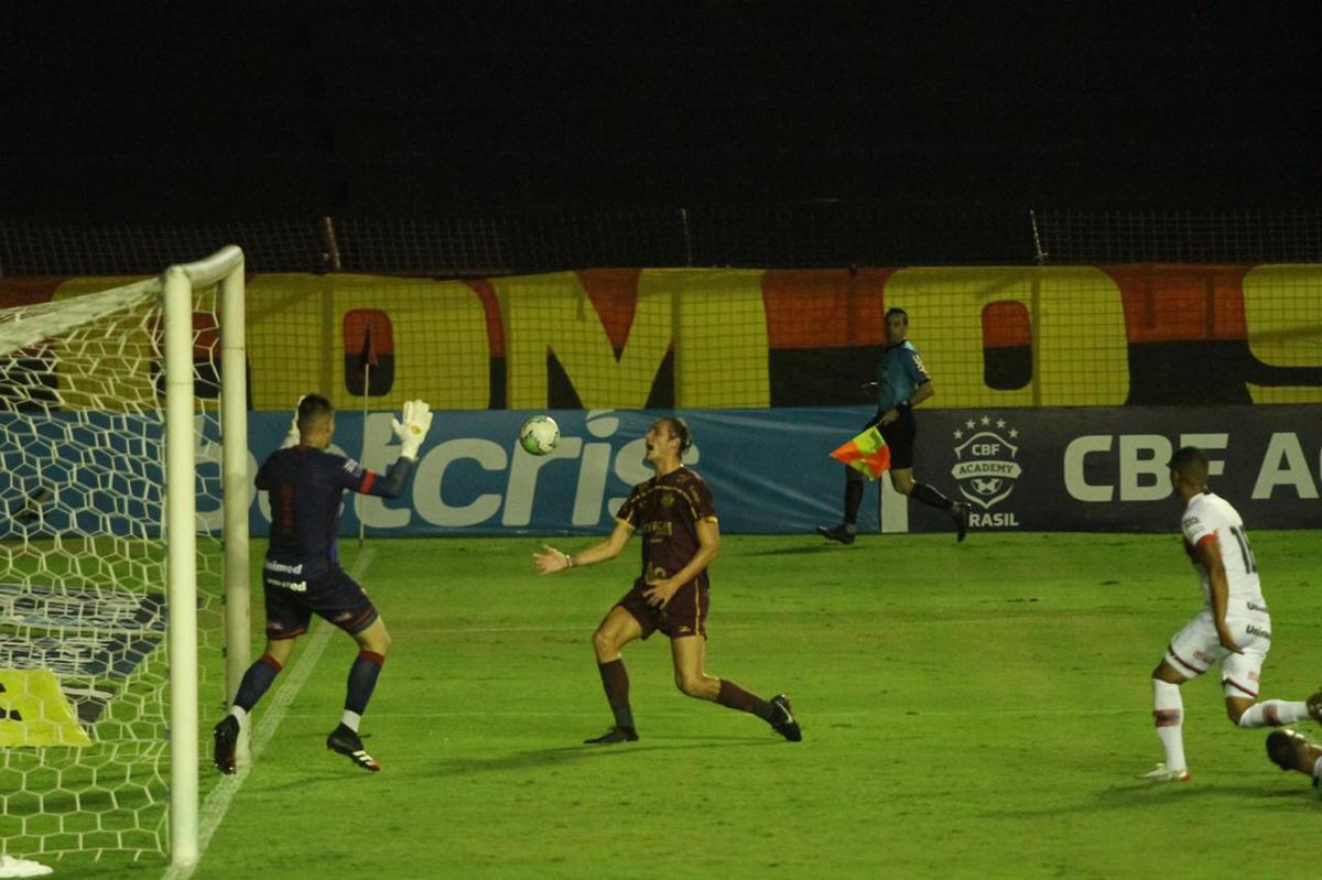 Equipes se enfrentaram no fechamento da rodada nesta segunda-feira na Ilha do Retiro