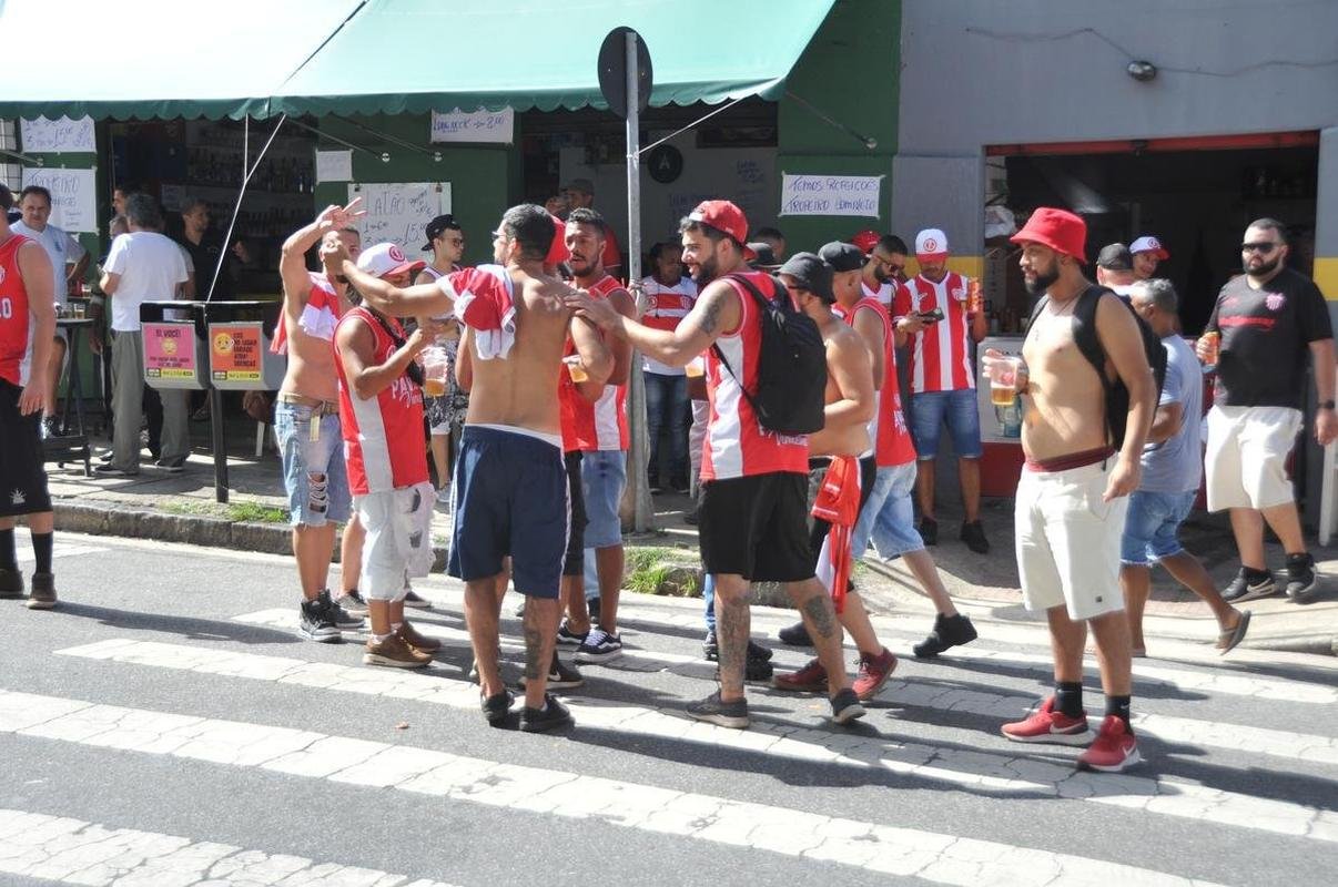 Torcedores de Amrica e Villa Nova confraternizaram nas ruas do entorno do Independncia, em BH, antes do duelo pela 9 rodada do Mineiro