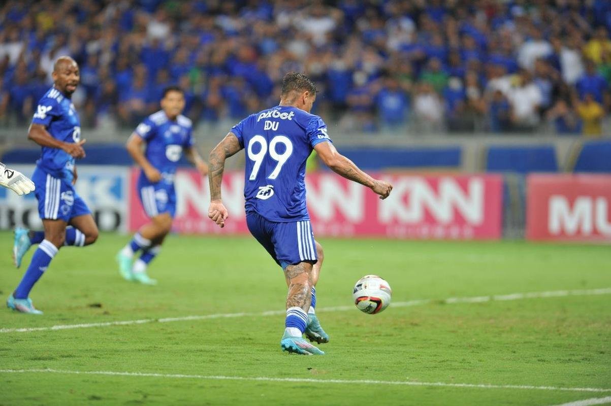 Edu marca gol da vit�ria do Cruzeiro sobre o Brusque, no Mineir�o, pela segunda rodada da S�rie B; veja as imagens da festa da torcida