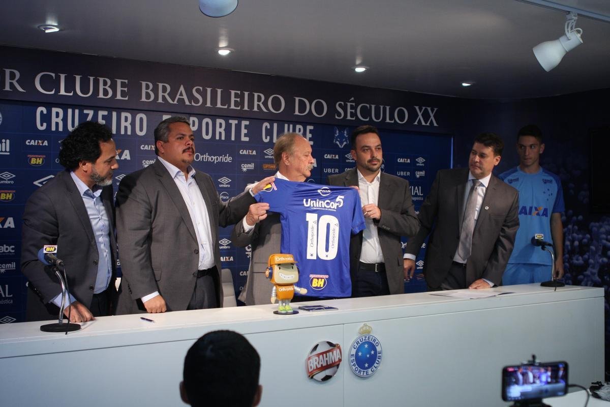 Presidente do Cruzeiro, Wagner Pires de S mostrou camisa com patrocnio da Universidade UninCor 5 Estrelas, nova parceira do clube para a sequncia desta temporada