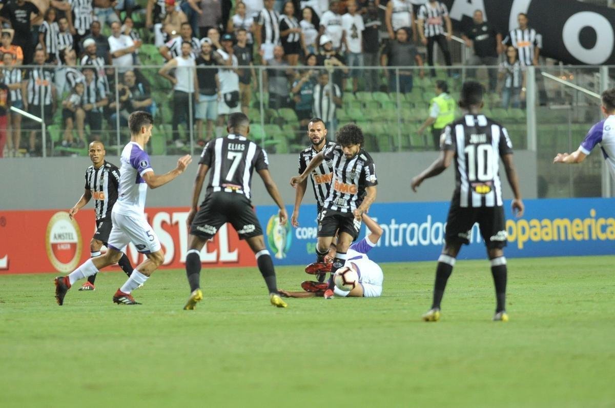 Lances do primeiro tempo do duelo entre Atltico e Defensor, pela terceira fase da Copa Libertadores