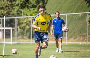Cruzeiro estreou camisa de treino amarela durante atividade neste domingo (28/03). Uniforme da comissão técnica é na cor azul.
