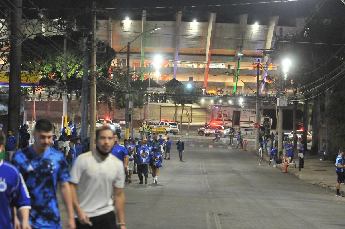 Torcida do Cruzeiro voltou ao Mineiro aps meses de ausncia devido  pandemia. Houve grandes filas devido  desorganizao do clube, que demorou a enviar funcionrios aos portes para fazer a conferncia dos exames de COVID-19. Na Alameda das Palmeiras, muitos cruzeirenses se aglomeraram e no usaram mscara prximo ao Bar do Peixe.