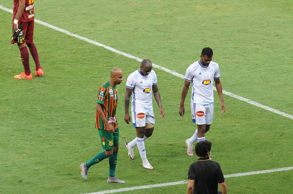 Jogadores do Cruzeiro deixam campo cabisbaixos aps derrota para o Sampaio Corra por 2 a 1