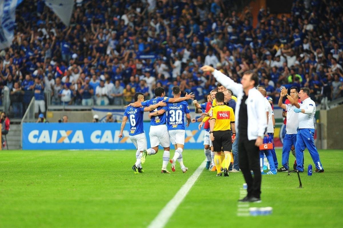 Fotos do primeiro tempo, no Mineiro; Thiago Neves abriu o placar para o Cruzeiro, e Gabriel Barbosa empatou para o Santos
