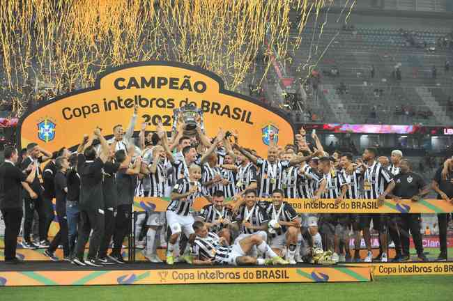 Atlético ergue a taça e festeja bi da Copa do Brasil