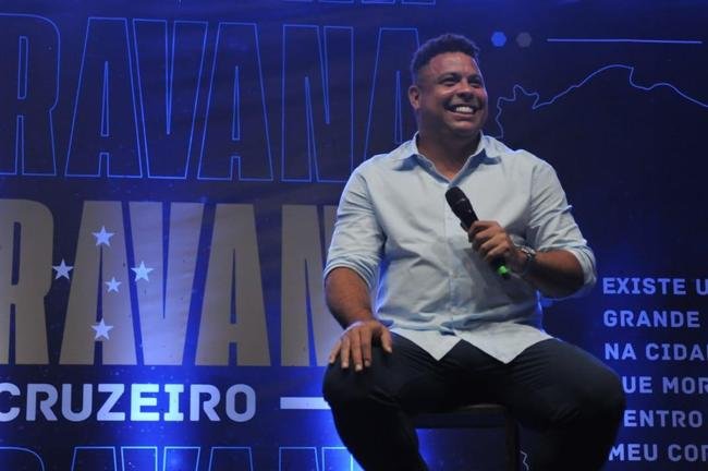 Ronaldo levou cruzeirenses de Conselheiro Lafaiete ao delrio ao participar da Caravana do Cruzeiro nesta quarta-feira (26). Fenmeno esteve acompanhado no palco de Pedro Loureno, patrocinador do clube, e ganhou msica nova produzida pelo rapper Das Quebradas