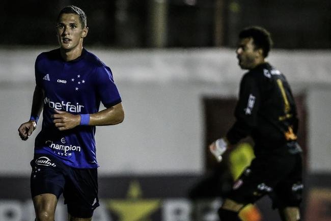 Neste sbado (18/2), o Cruzeiro visitou o Alapo do Bonfim, em Nova Lima, para medir foras com o Villa Nova, pela 6 rodada do Campeonato Mineiro. O time celeste venceu por 4 a 0 - gols de Gilberto (3) e Mateus Vital.