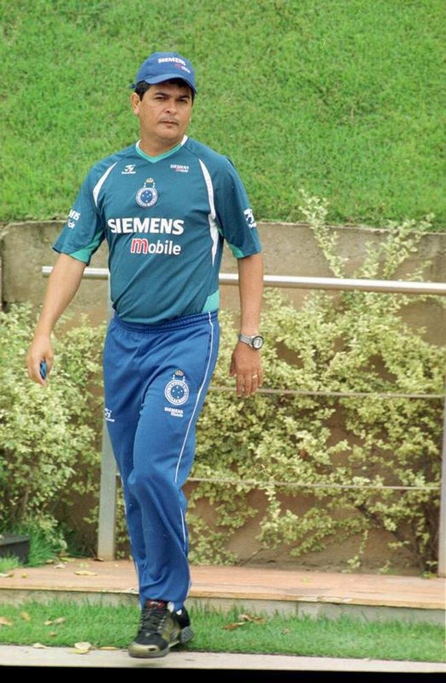 Ney Franco, um dos comandantes do Cruzeiro no ano de 2020, teve sua primeira experincia no comando celeste em 2002. Em 2004, ele ainda foi acionado trs vezes na funo.