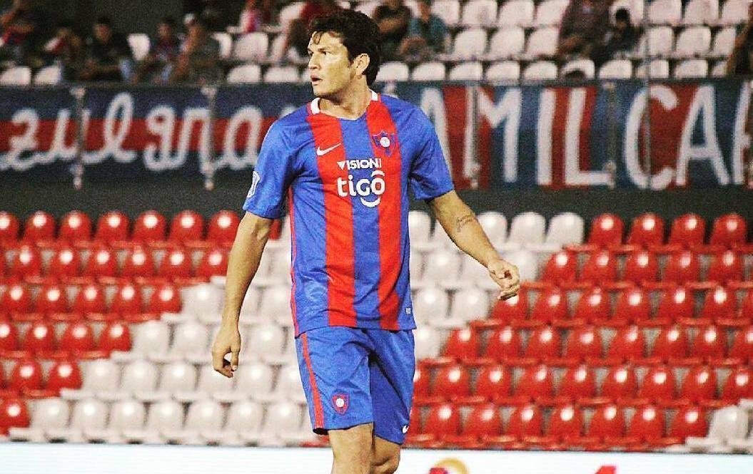 Nelson Haedo Valdz, atacante do Cerro Porteo, tem longa passagem pela Europa
