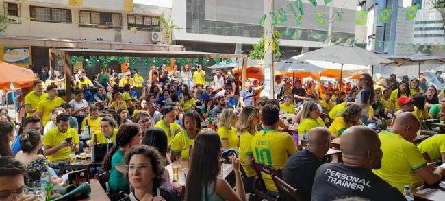 Na regio da Savassi, em BH, torcedores vibram com vitria do Brasil sobre a Sua, por 1 a 0, pela segunda rodada do Grupo G da Copa do Mundo do Catar