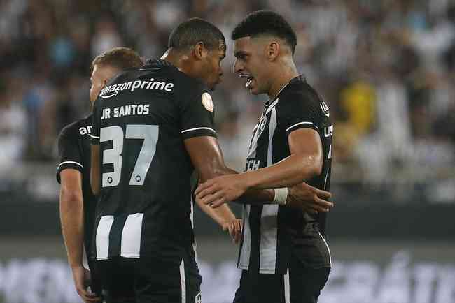 Botafogo vence mais uma partida e segue isolado na liderana do Brasileiro