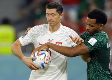 Treta foi constante entre zagueiro Ali Al-Bulayhi e o atacante Robert Lewandowski