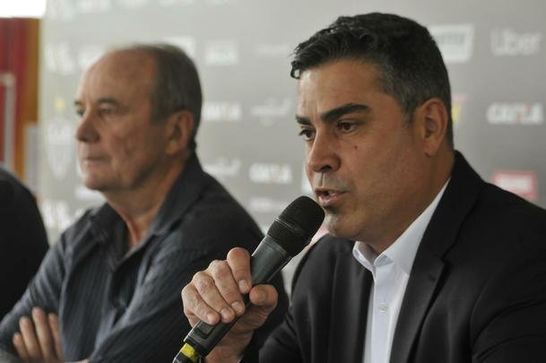 Levir Culpi foi apresentado pela diretoria na Cidade do Galo, enquanto os jogadores treinavam