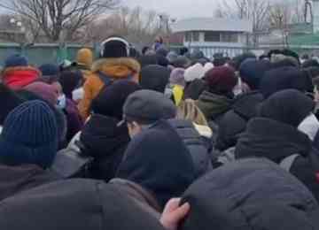 Atletas do Rukh Lviv tentam atravessar fronteira para escapar de guerra