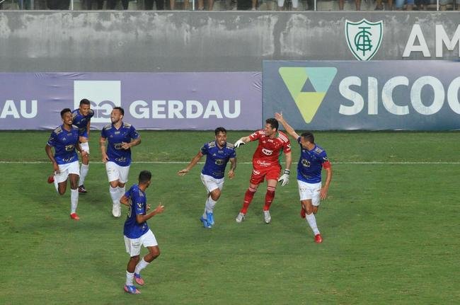 Em cobrana de falta, Matheus Bidu abriu o placar para o Cruzeiro diante do Uberlndia, no Independncia, pelo Mineiro