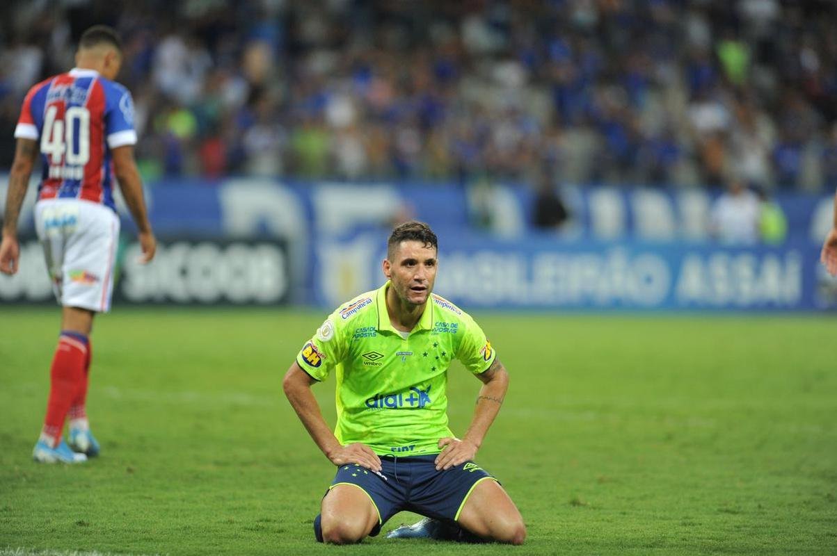 A ltima camisa fabricada pela Umbro para o Cruzeiro foi o terceiro uniforme de 2019, com um verde limo e detalhes em azul escuro, que no agradou boa parte da torcida.