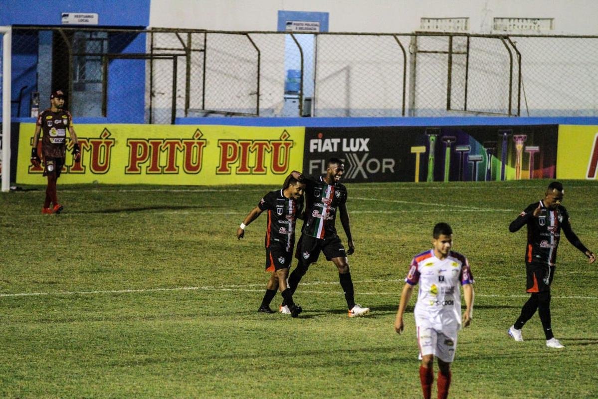 Jogando em casa, o Salgueiro foi melhor e imps o placar de 3 a 0 sobre o Afogados, confirmando a sua terceira deciso de ttulo do Campeonato Pernambucano, segunda contra o Santa Cruz.