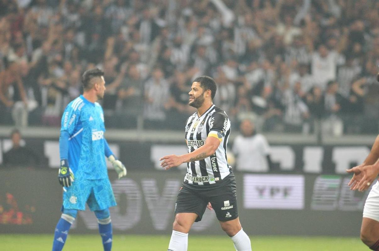 Hulk abriu o placar para o Galo com um golao: 1 a 0 Atltico