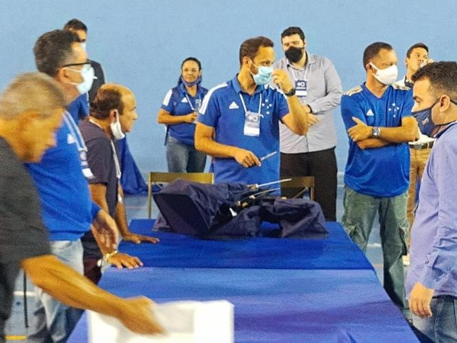 Conselheiros e associados do Cruzeiro durante votação de mudança do Estatuto do clube. Assembleia geral autorizou venda de até 90% das ações da SAF para investidores. Houve festa dos cruzeirenses no Parque Esportivo do Barro Preto, em BH, devido à possibilidade de chegada de recursos para tornar o futebol mais competitivo a partir de 2022.