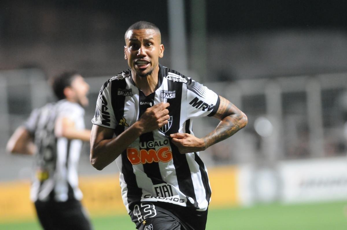 Volante Jair empatou para o Atltico ainda no primeiro tempo, depois de grande presso do Galo.