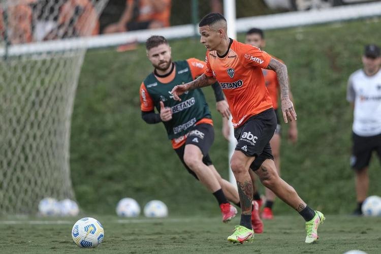 Com Guilherme Arana de volta, Cuca comanda atividade na Cidade do Galo