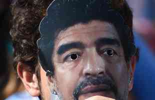 Vrios torcedores argentinos foram flagrados com mscaras de Maradona no Mineiro.