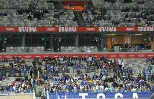 Torcida do Cruzeiro encarou frio e crise de abastecimento para apoiar o time contra o Palmeiras, no Mineiro