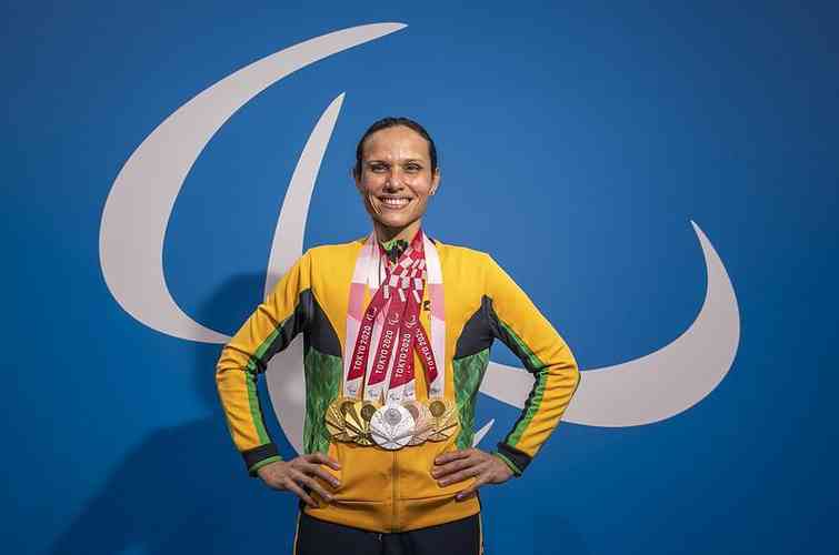 A nadadora Maria Carolina Santiago conquistou cinco medalhas em Tóquio: três ouros (50m livre S12/S13, 100m livre S12 e 100m peito classe S12), uma prata (revezamento 4x100m 49 pontos) e um bronze (100m costas S12)