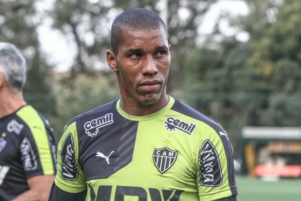Emerson Conceição foi anunciado pelo Atlético em abril de 2014. Foram 27 jogos, nenhum gol, dois afastamentos e muitos questionamentos. As críticas acompanharam o lateral desde as primeiras partidas pelo Galo. Em março de 2016, seu contrato com o Alvinegro foi rescindido. Estava no Rio Branco-PR.
