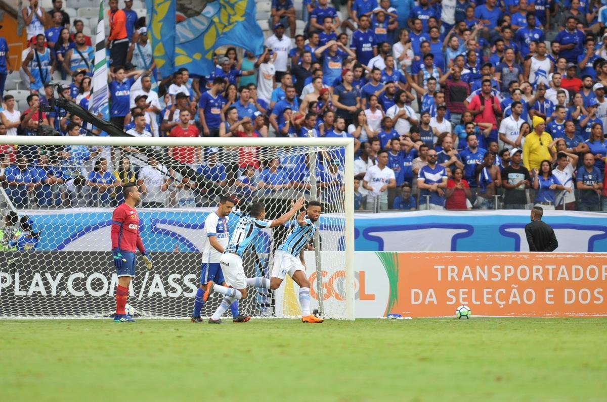 Cruzeiro estreou novo uniforme neste sbado, contra o Grmio