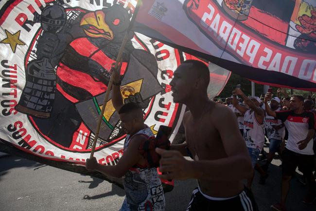 Torcida do Flamengo no aeroporto Santos Dumont, no Rio de Janeiro