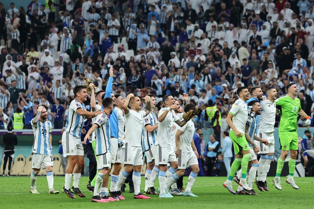 Fotos da festa da Seleo Argentina aps vitria por 3 a 0 sobre a Crocia pela semifinal da Copa do Mundo do Catar